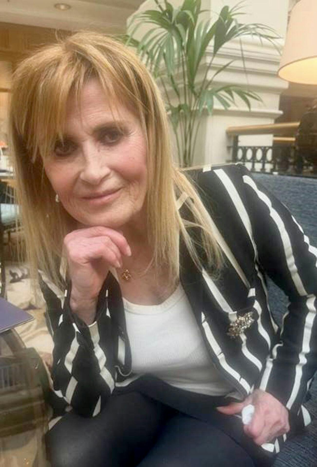 Politiet formoder, at 69-årige Jennifer Abbott blev knivdræbt, fordi gerningsmændene ville have fat i hendes dyre Rolex-ur. 