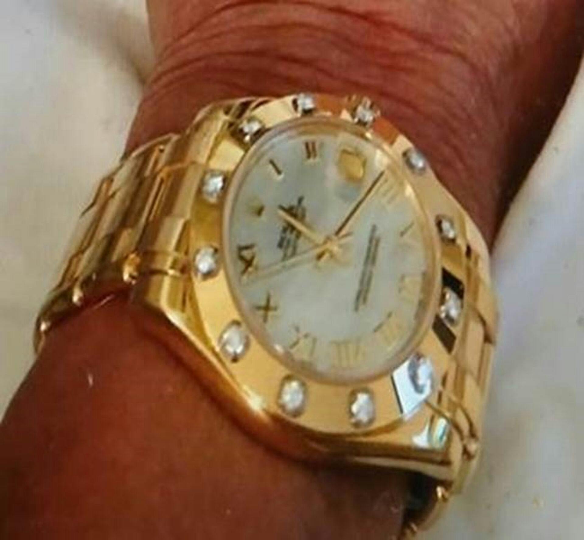 Det er dette diamantbesatte Rolex-ur, som lige nu er en vigtig ledetråd for efterforskerne.