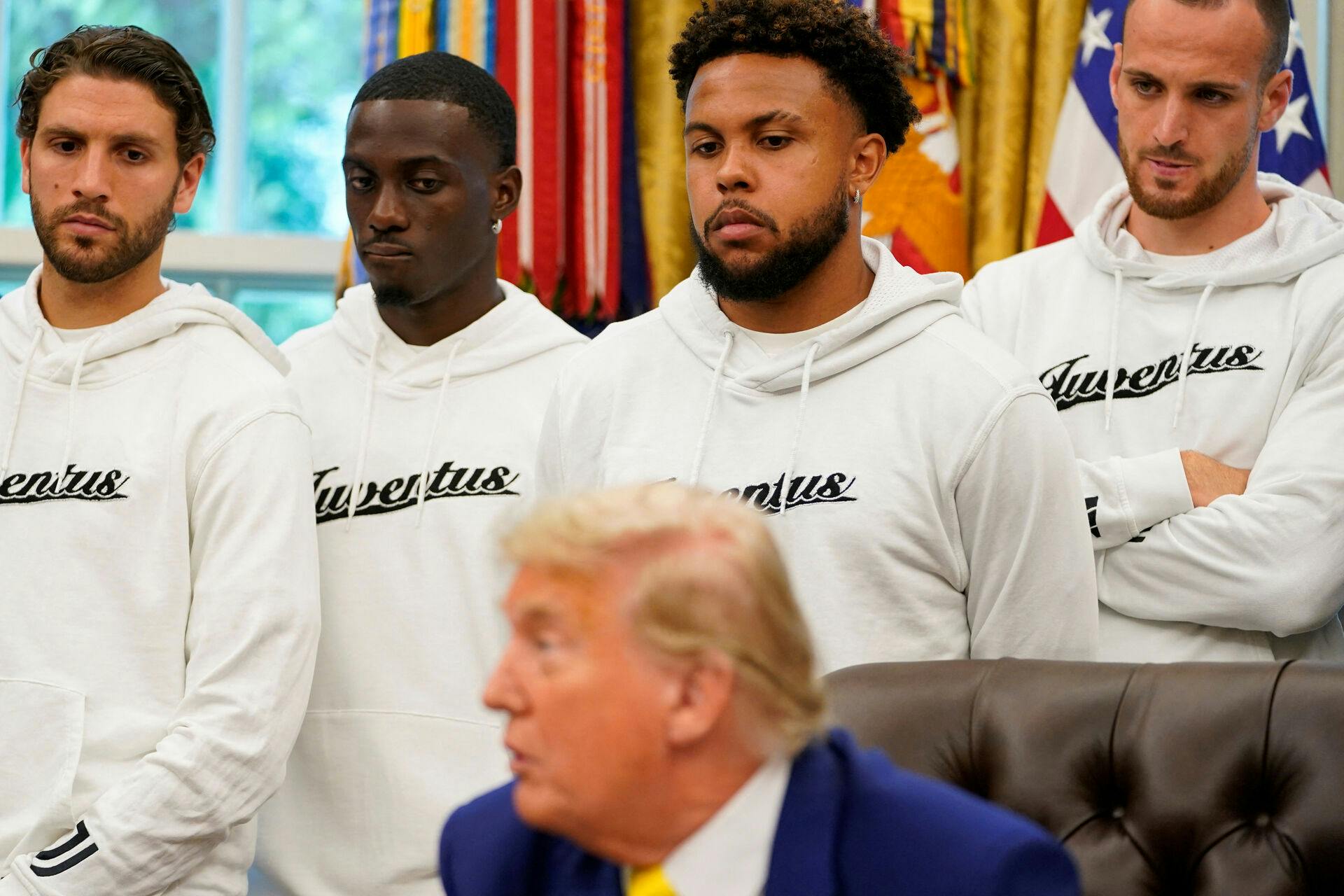 Donald Trump overvejer fortsat, om han skal gå ind i krigen mod Iran, som Israel har sat i gang. Her ses han onsdag, hvor fodboldstjernerne fra Juventus er på besøg i Det Hvide Hus.