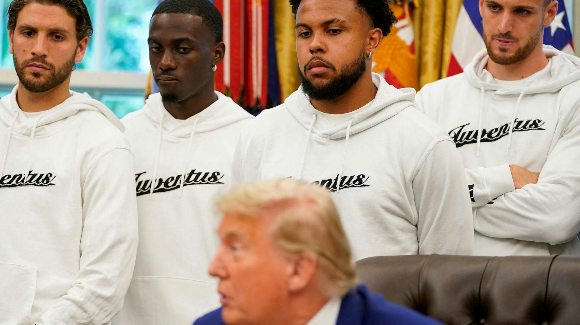 Donald Trump overvejer fortsat, om han skal gå ind i krigen mod Iran, som Israel har sat i gang. Her ses han onsdag, hvor fodboldstjernerne fra Juventus er på besøg i Det Hvide Hus.