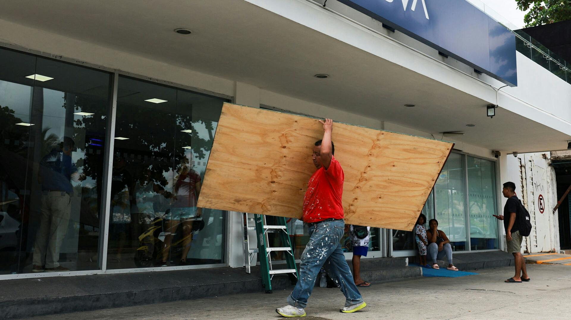 Her forbereder indbyggerne i Acapulco sig til det voldsomme vejr.