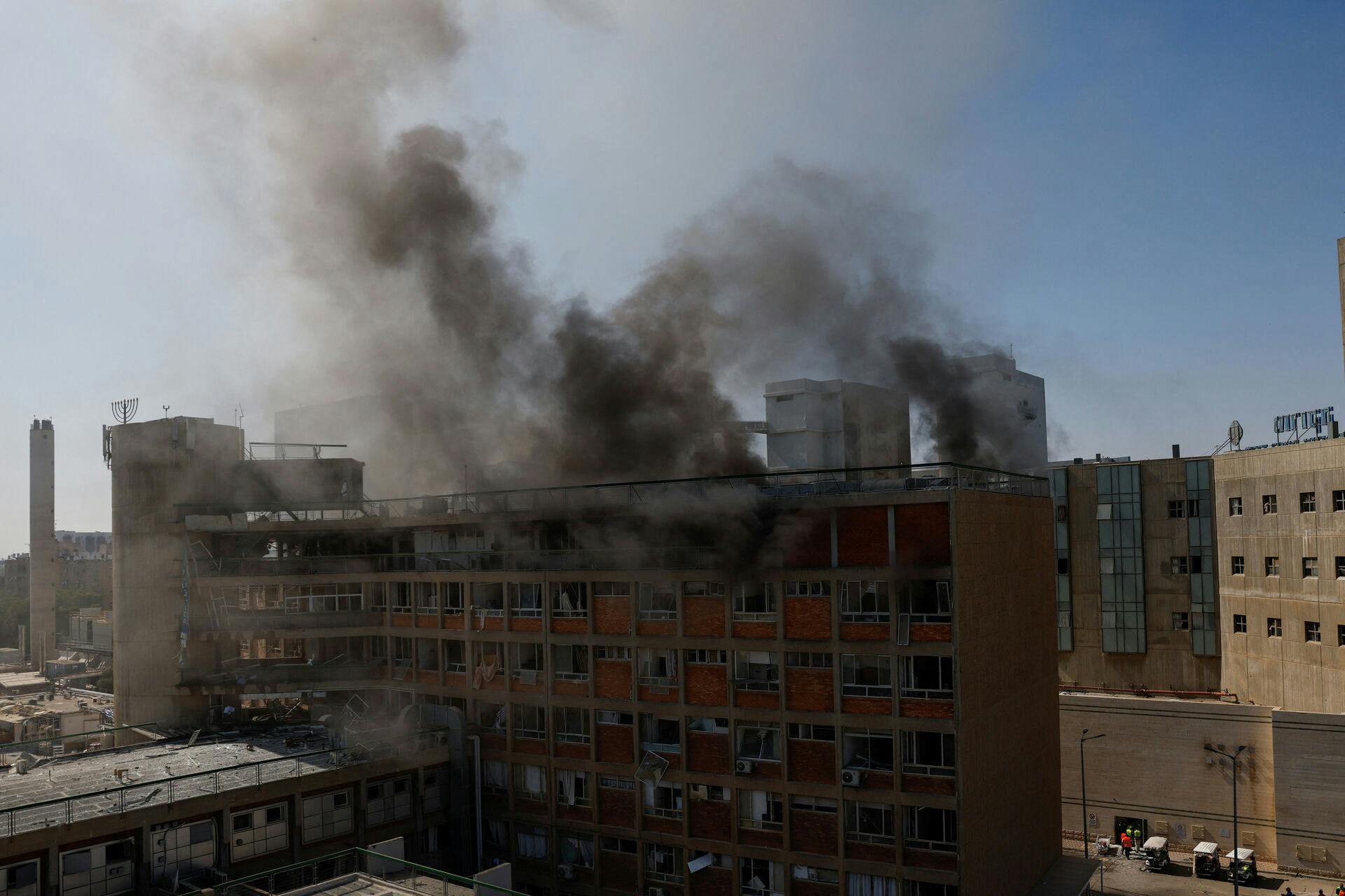 Her ses Soroka Medical Center umiddelbart efter missilangrebet.