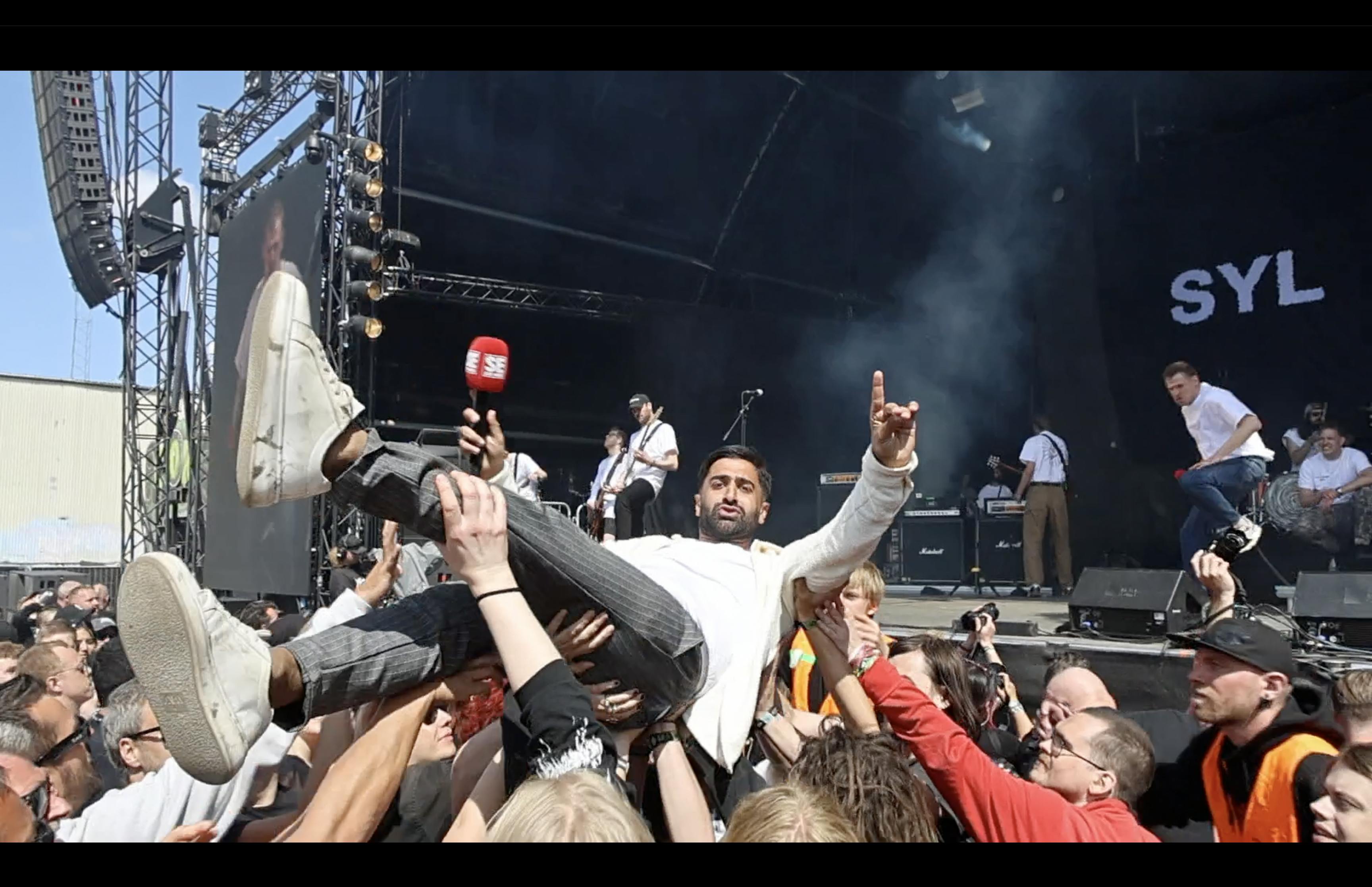 Ikke den bedste idé at have hvide sko på, når man er i moshpitten på Copenhell.