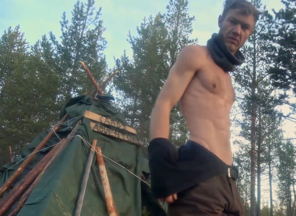 Jakob Cardi viser sit vægttab frem efter en måned i "Alene i vildmarken".