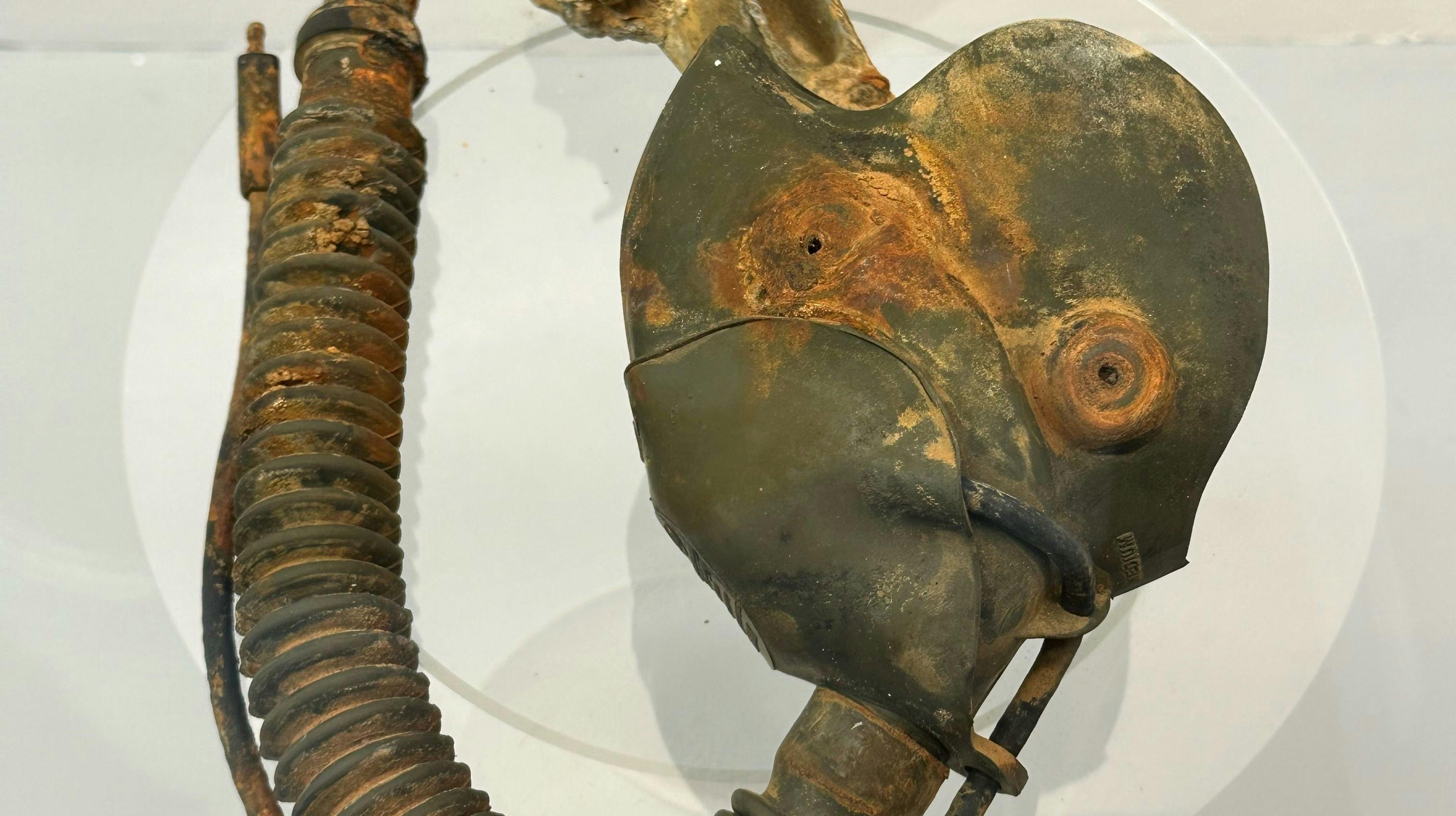 En af besætningsmedlemmernes iltmaske fundet under udgravningen.