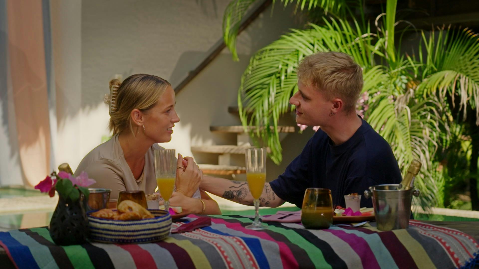 Selv om seerne først så Mai og Alexander kysse dagen efter deres overnatningsdate, var det bestemt ikke første gang, de delte mundvand.