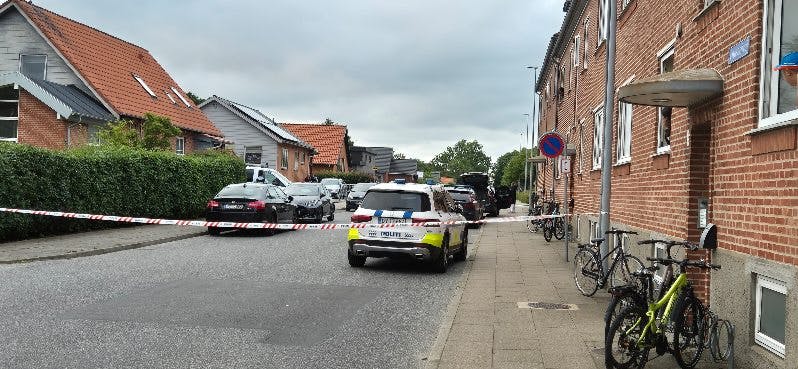 Politiet rykkede hurtigt ud til knivstikkeriet, som skete i et solcenter.