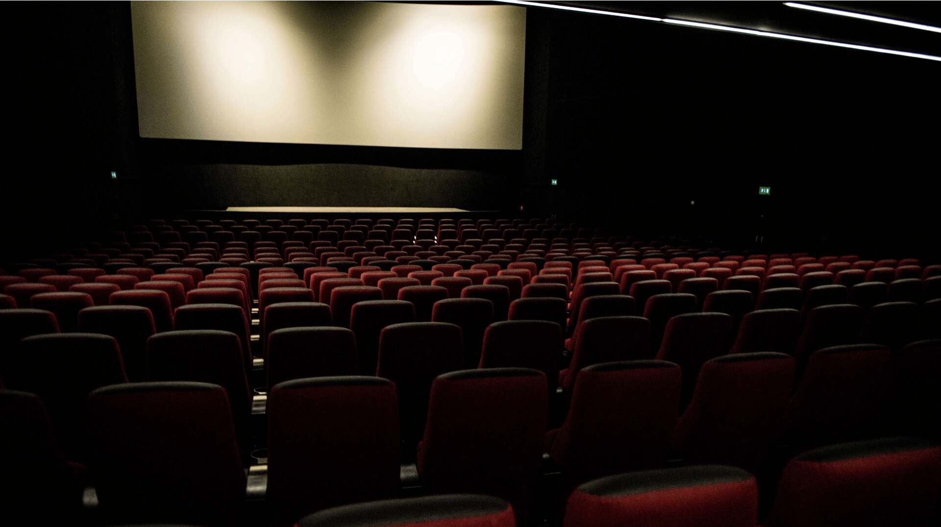 En dansk skuespiller er tiltalt i en grov sag om stalking.