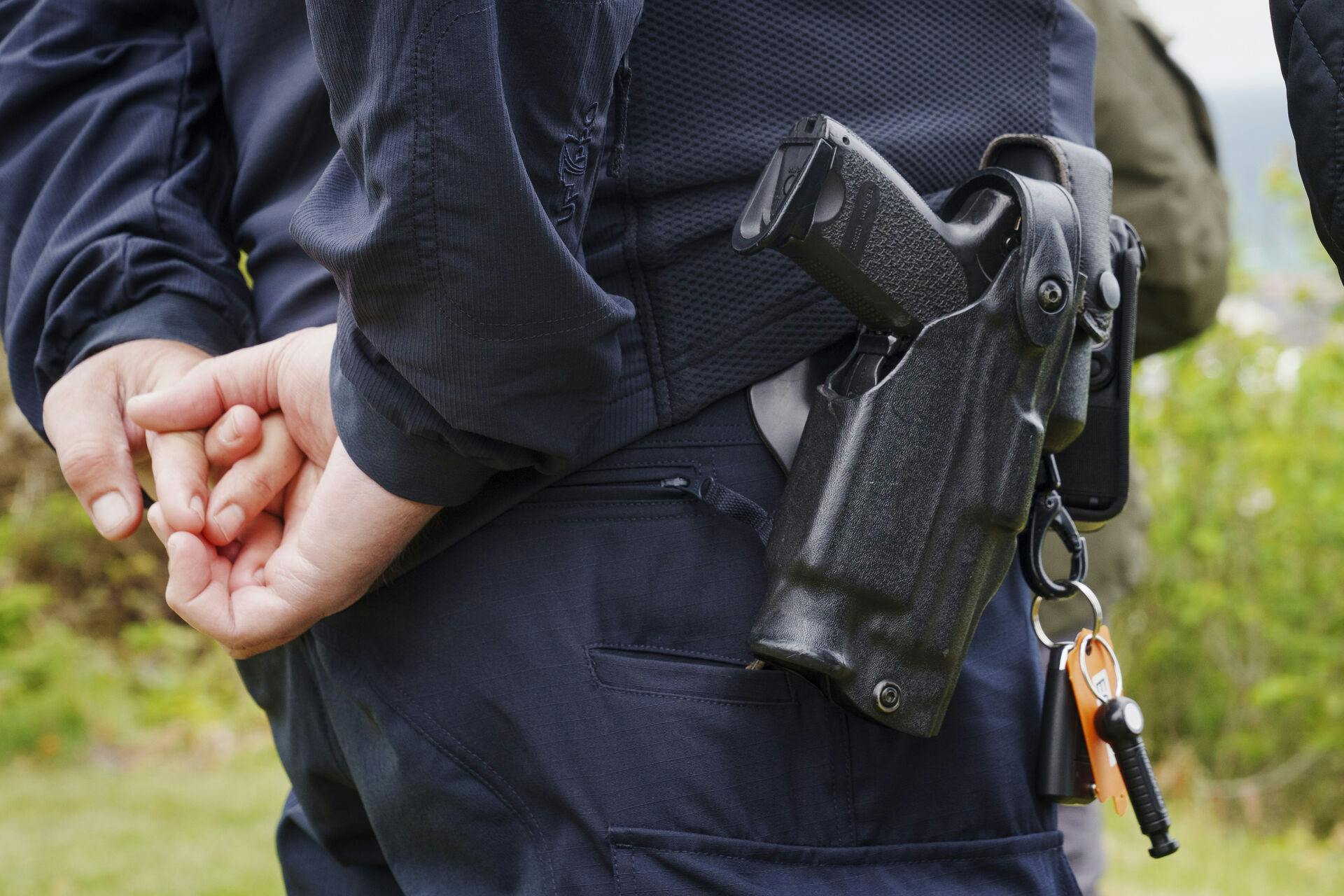 Politimand med pistol, Anholt torsdag den 2. juni 2022.. (Foto: Bo Amstrup / Ritzau Scanpix/Ritzau Scanpix)
