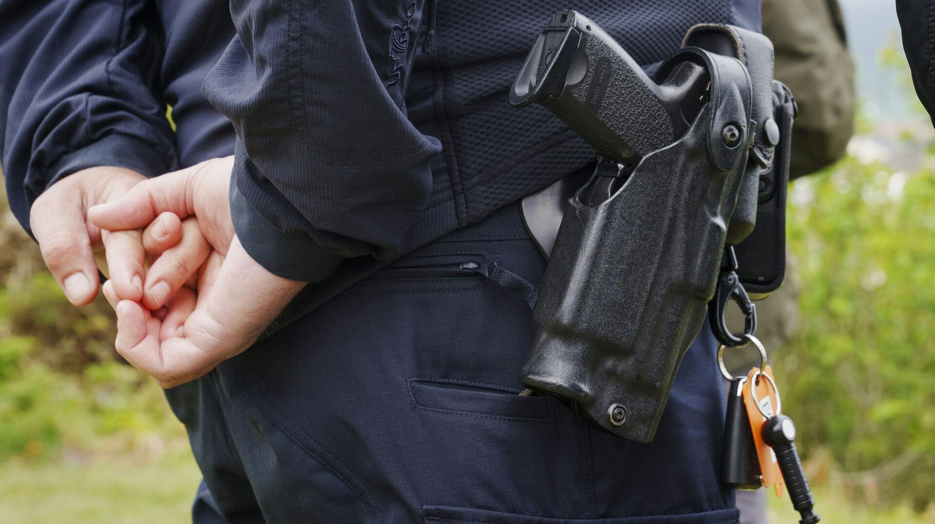 Politimand med pistol, Anholt torsdag den 2. juni 2022.. (Foto: Bo Amstrup / Ritzau Scanpix/Ritzau Scanpix)
