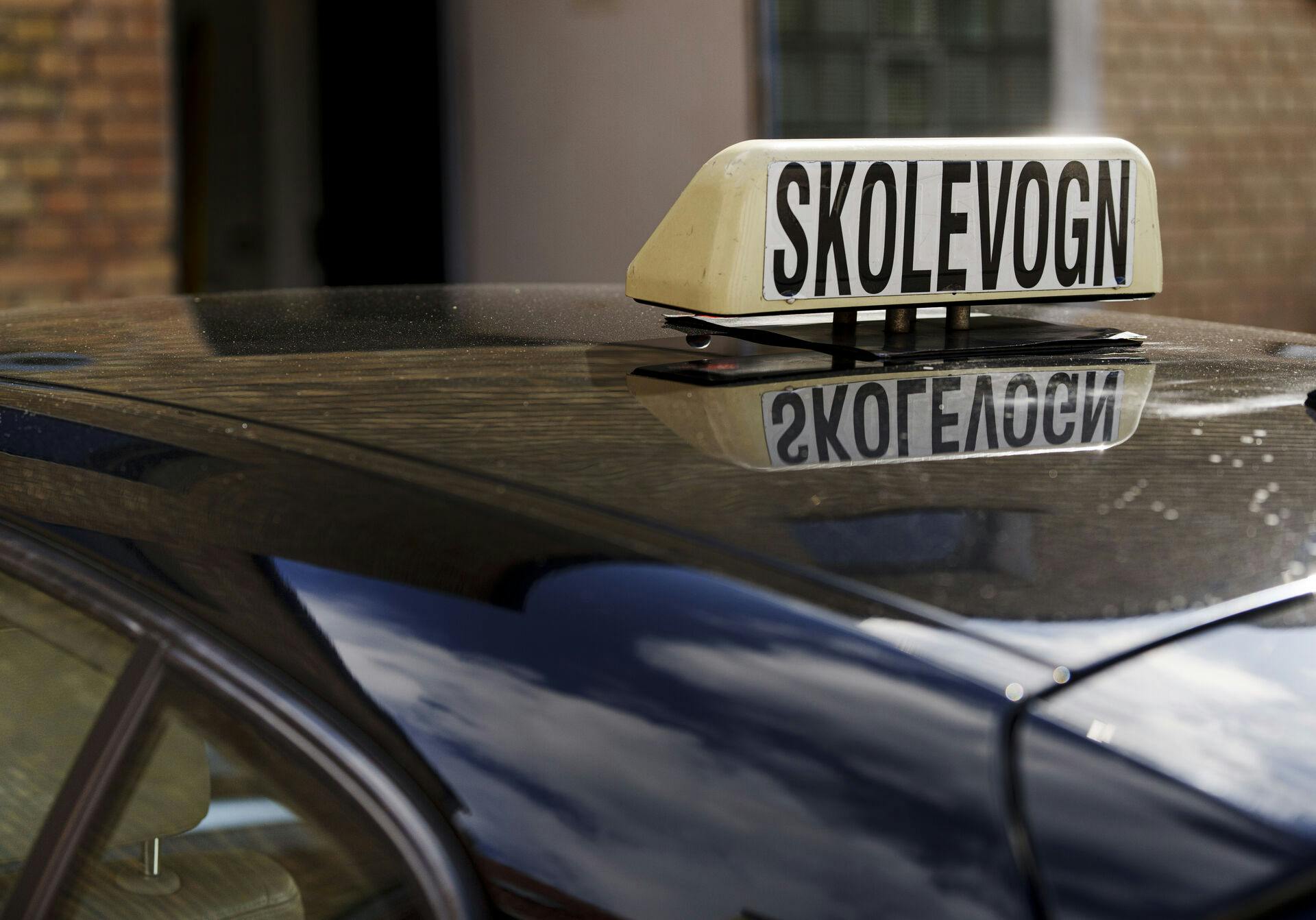 Skolevogn med skilt i Herlev , onsdag den 19 juli 2023
