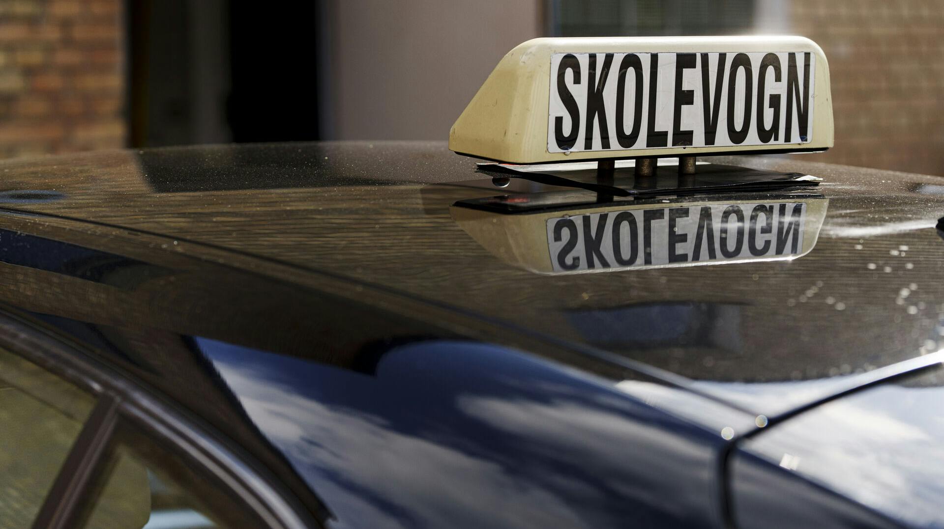 Skolevogn med skilt i Herlev , onsdag den 19 juli 2023