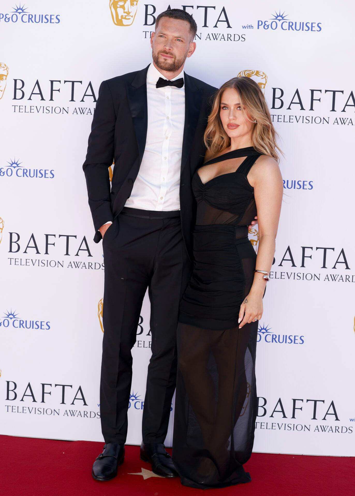 Lottie Tomlinson sammen med sin forlovede Lewis Burton. 