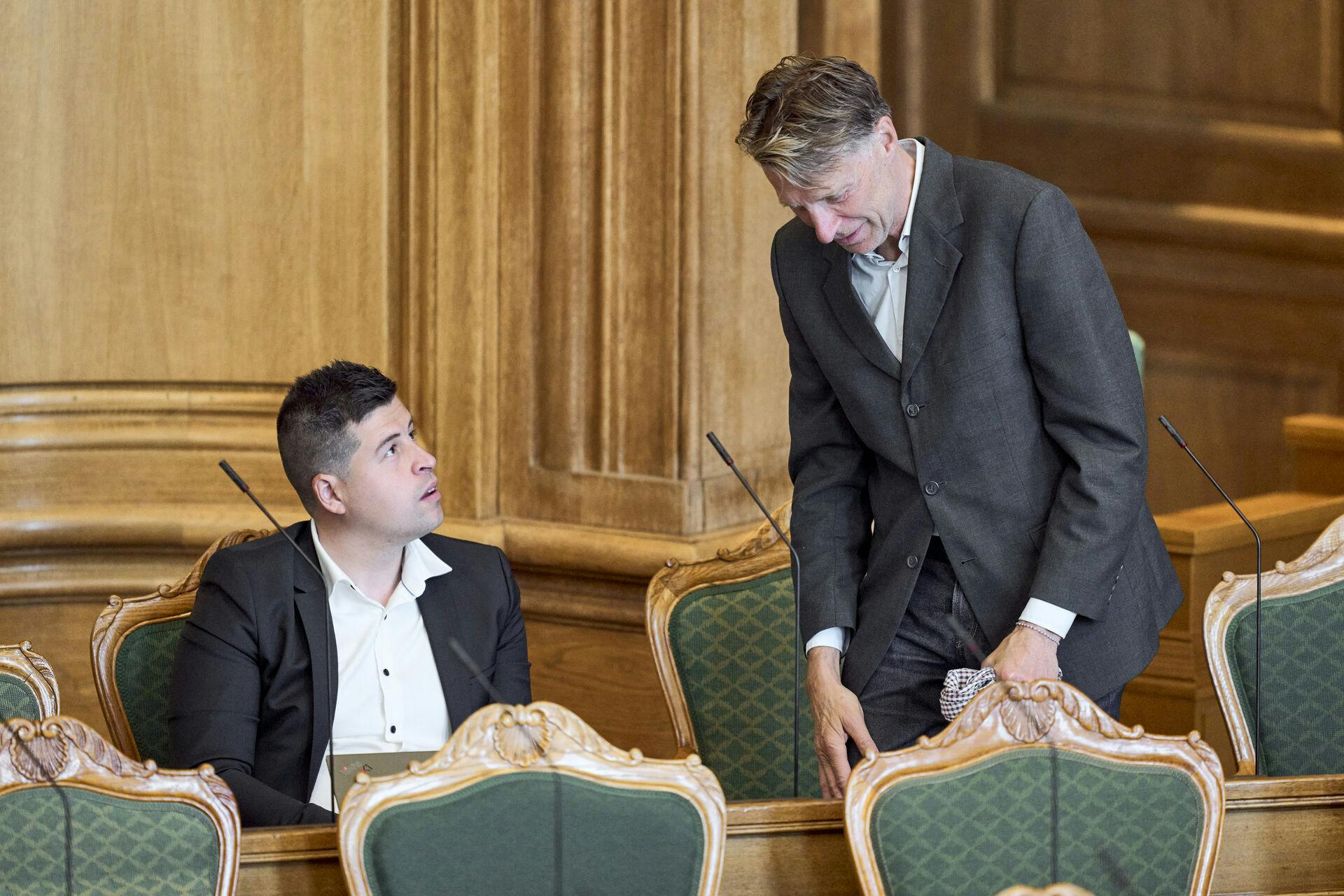 Mike Villa Fonseca (UFG) og Jon Stephensen (UFG) til afslutningsdebat i Folketinget på Christiansborg i København, onsdag den 21. maj 2025.. (Foto: Thomas Traasdahl/Ritzau Scanpix)