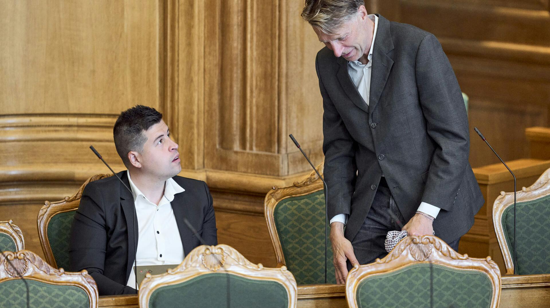 Mike Villa Fonseca (UFG) og Jon Stephensen (UFG) til afslutningsdebat i Folketinget på Christiansborg i København, onsdag den 21. maj 2025.. (Foto: Thomas Traasdahl/Ritzau Scanpix)