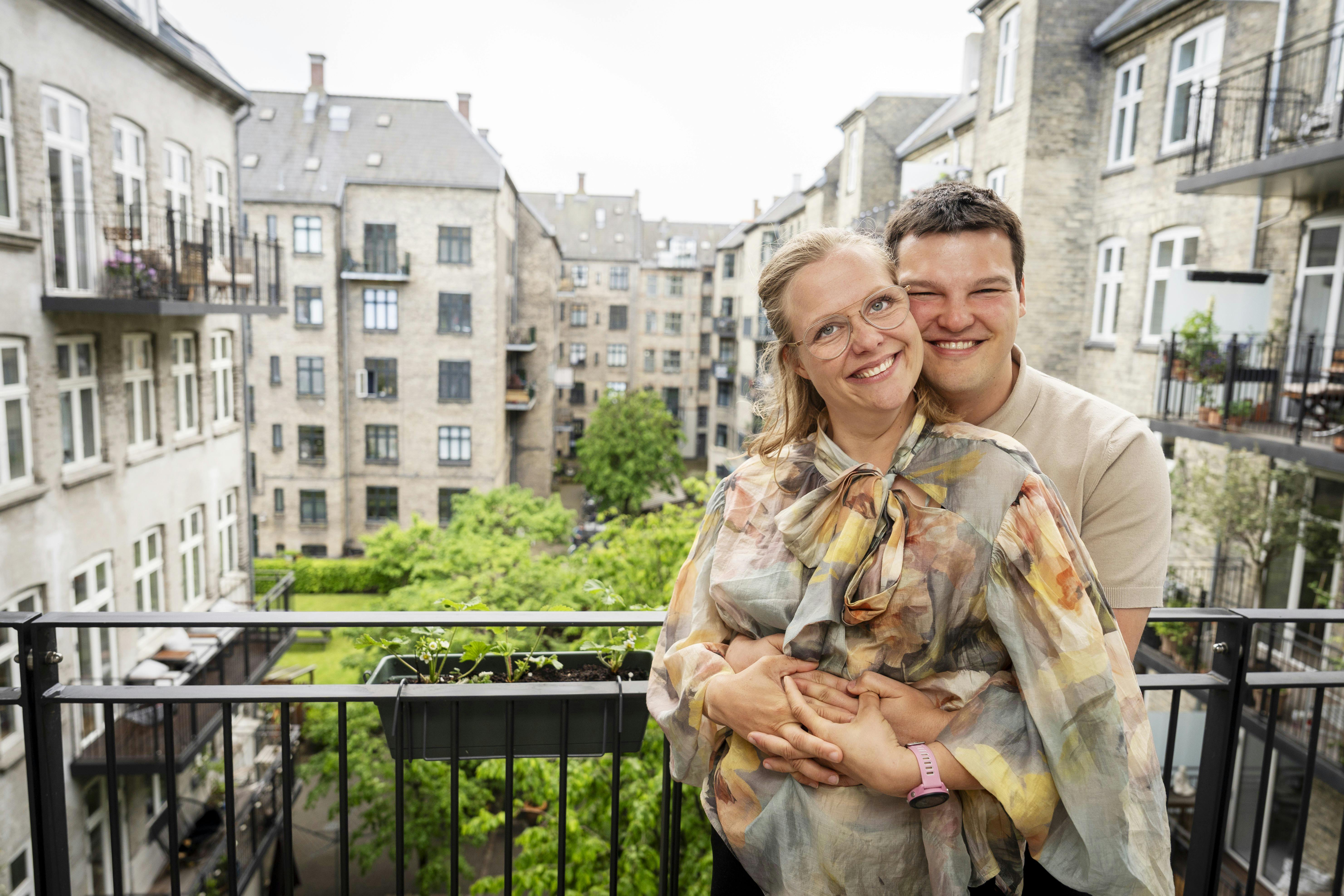 BB SoloOpgave: Interview med PL-guldvinderen Emma Lund og hendes kæreste Anes. Parret blev forlovet for få måneder siden, og nu er Emma Lund blevet gravid. Vi skal tale om hendes fremtidige karriere og parrets tanker om, at de snart skal være forældre.   Tid og sted: Fredag den 23/5 kl. 9.00. Adresse Ryesgade 56A, 3.th, 2100, Østerbro. Straksfoto: Nej, det skal være BB SOLO. Video: Ja Journalist: Caroline Andersen, tlf. 50 76 17 59.Fotograf: Søren Jul Lamberth