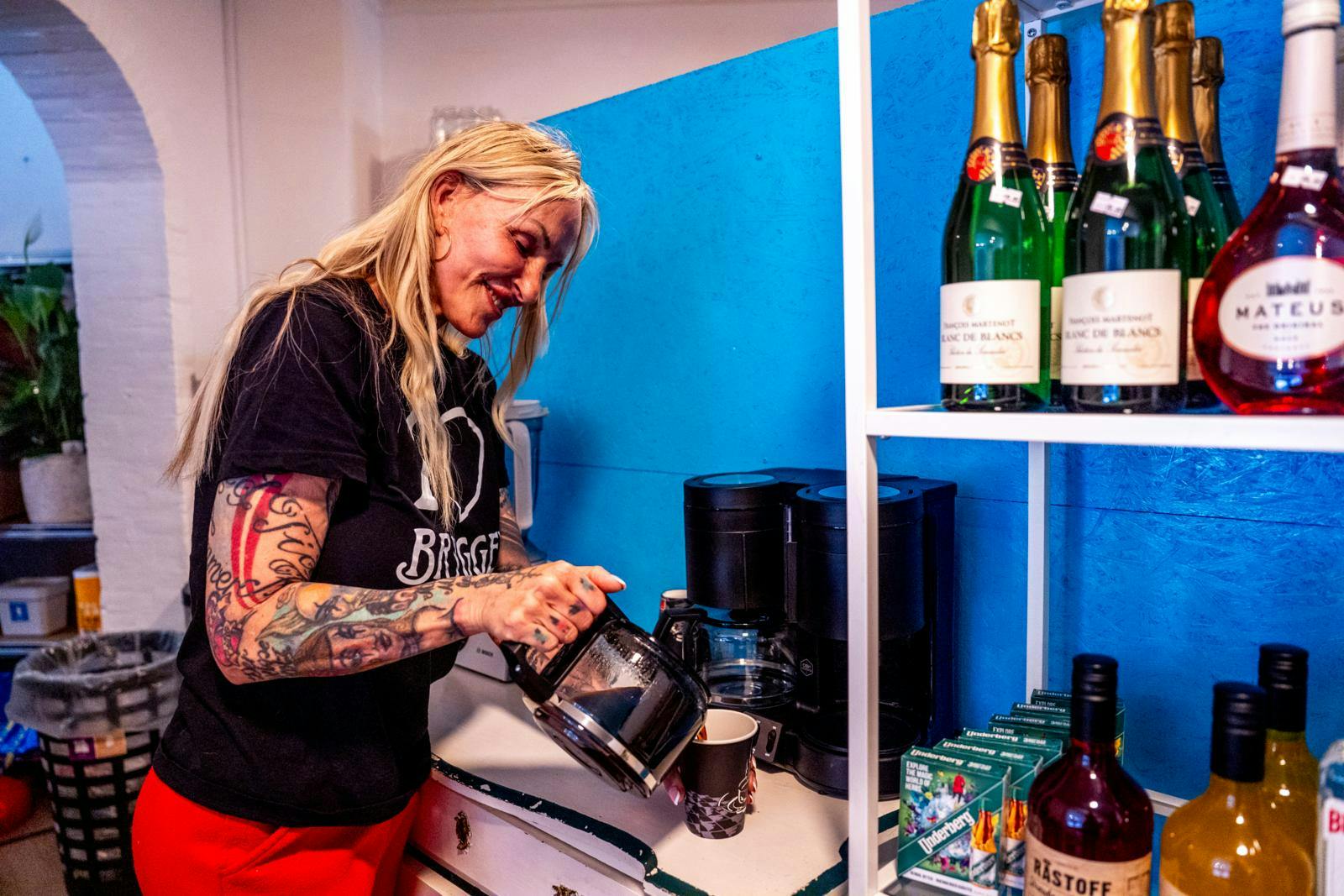 Kioskejeren selv serverer billig kaffe til både stamkunder og nysgerrige turister.