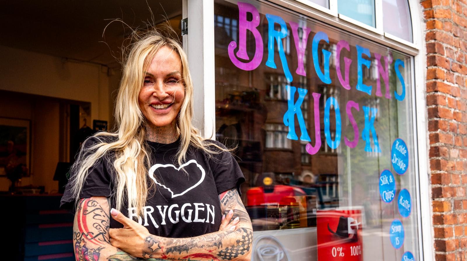 Linse er klar til kunder med slush ice, slik og Limfjords Porter - og en selfie, hvis tiden tillader det.