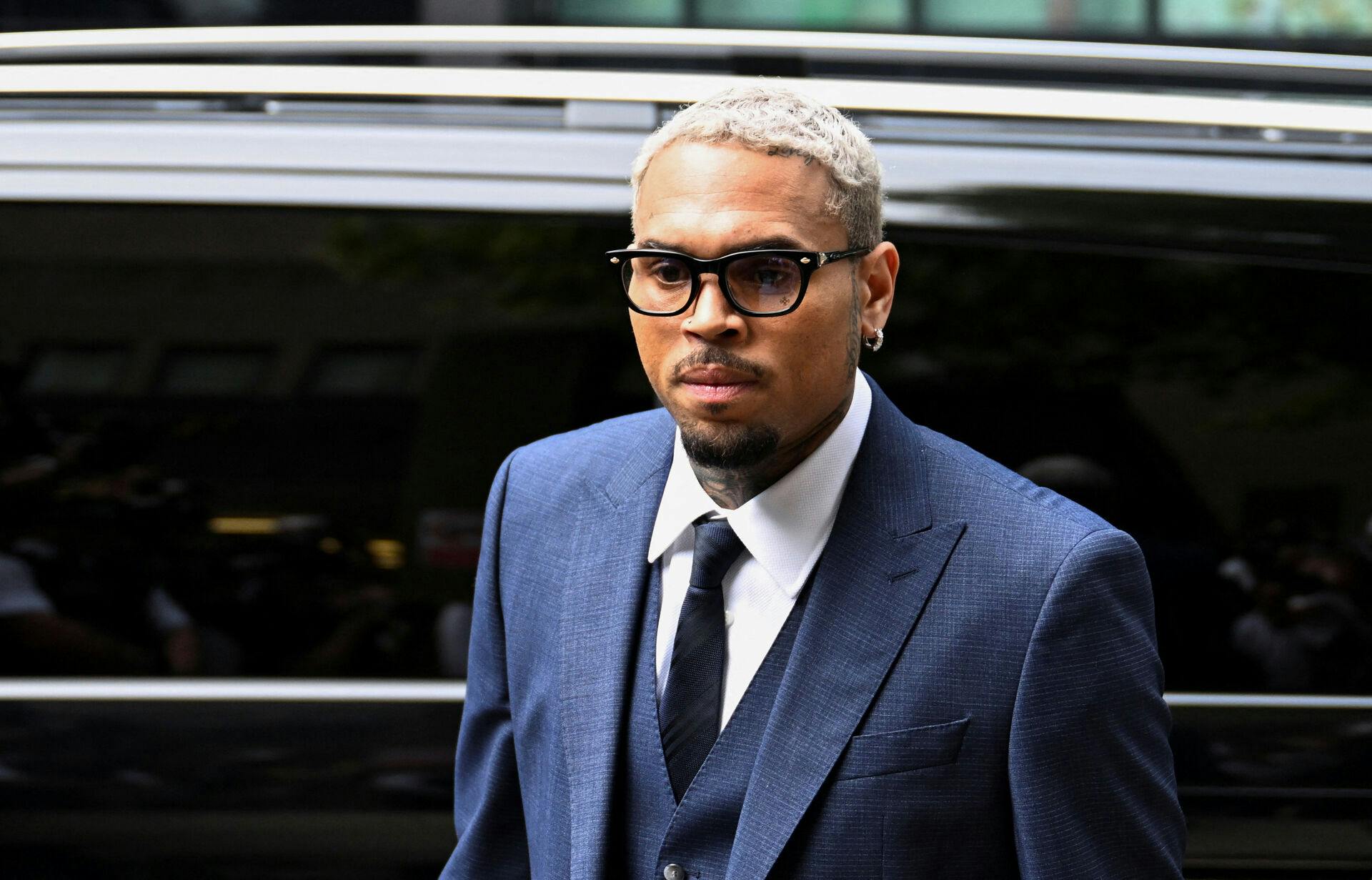 Musikeren Chris Brown afviser, at have overfaldet en producer med en flaske på en natklub.