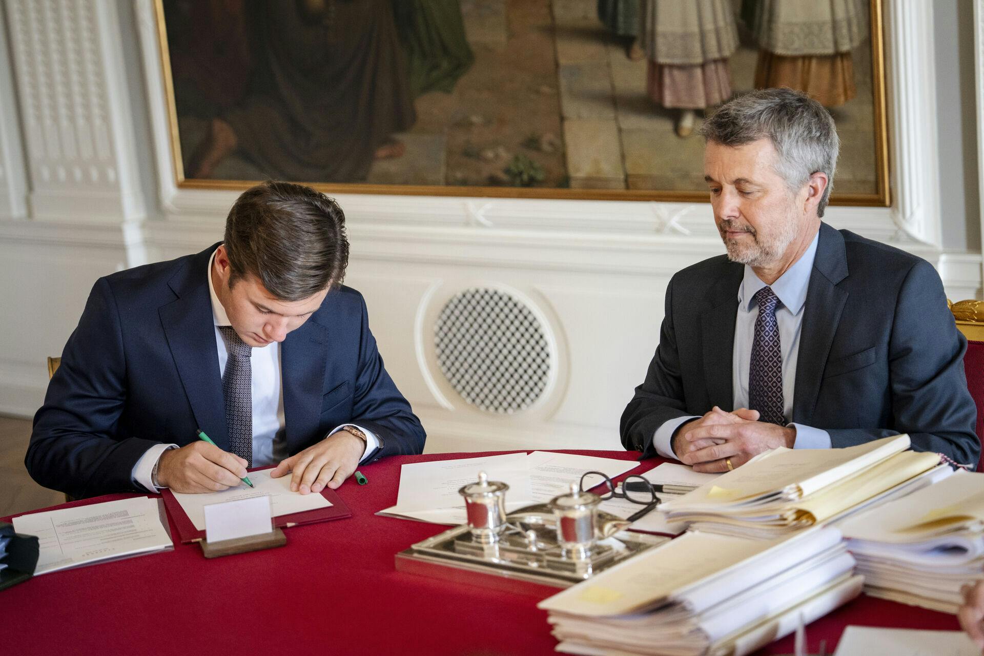 Kronprins Christian satte fredag sin underskrift på en erklæring om at overholde Grundloven.