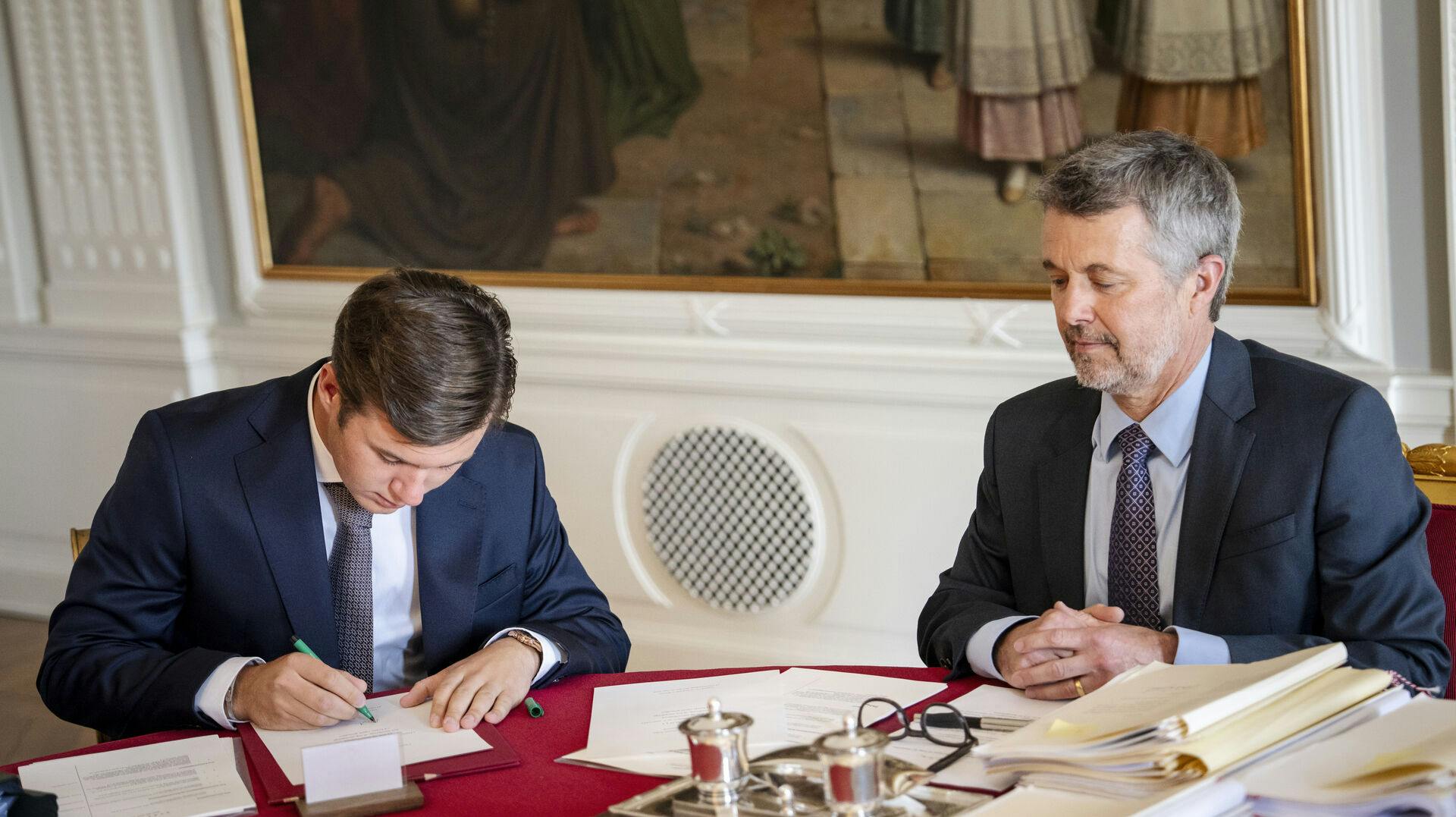 Kronprins Christian satte fredag sin underskrift på en erklæring om at overholde Grundloven.