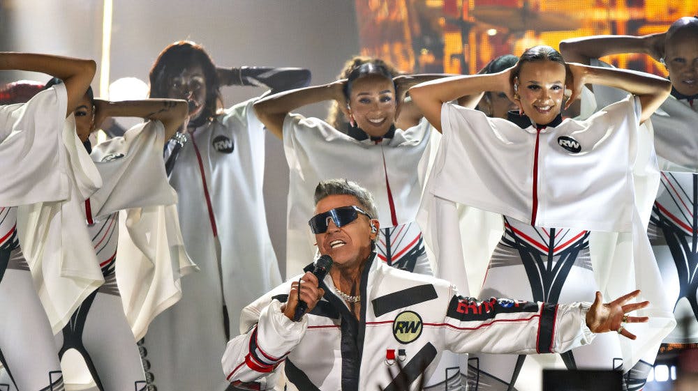 Robbie Williams optrådte i Parken i København torsdag. Anmeldere er splittede. Ekstra Bladet giver to stjerner, mens B.T. giver fire.