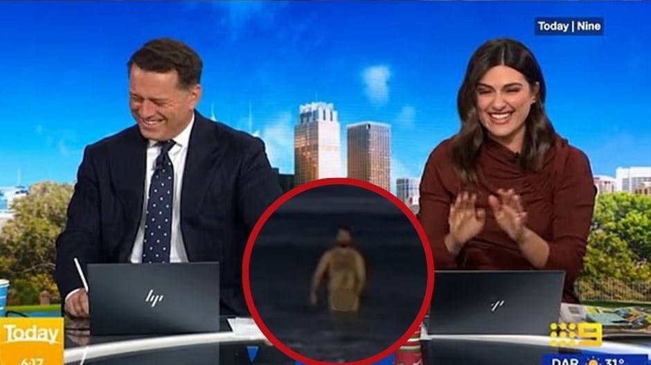 Tv-værterne kunne ikke holde masken, da Aaron Wood's penis pludselig dukkede op på skærmen.