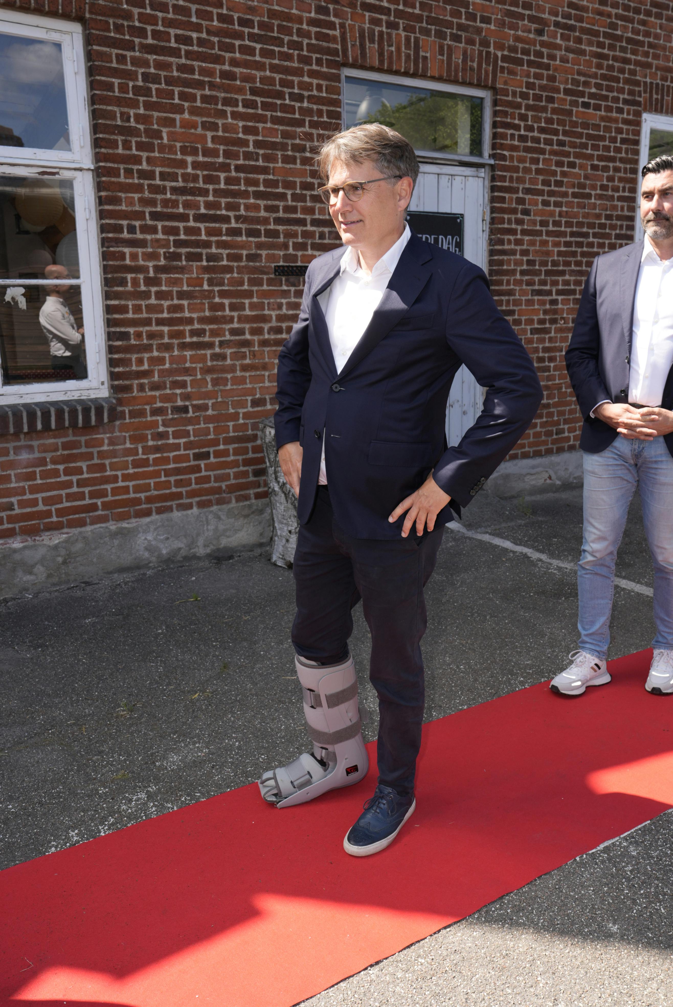 Brian Mikkelsen var trods en brækket fod i godt humør.