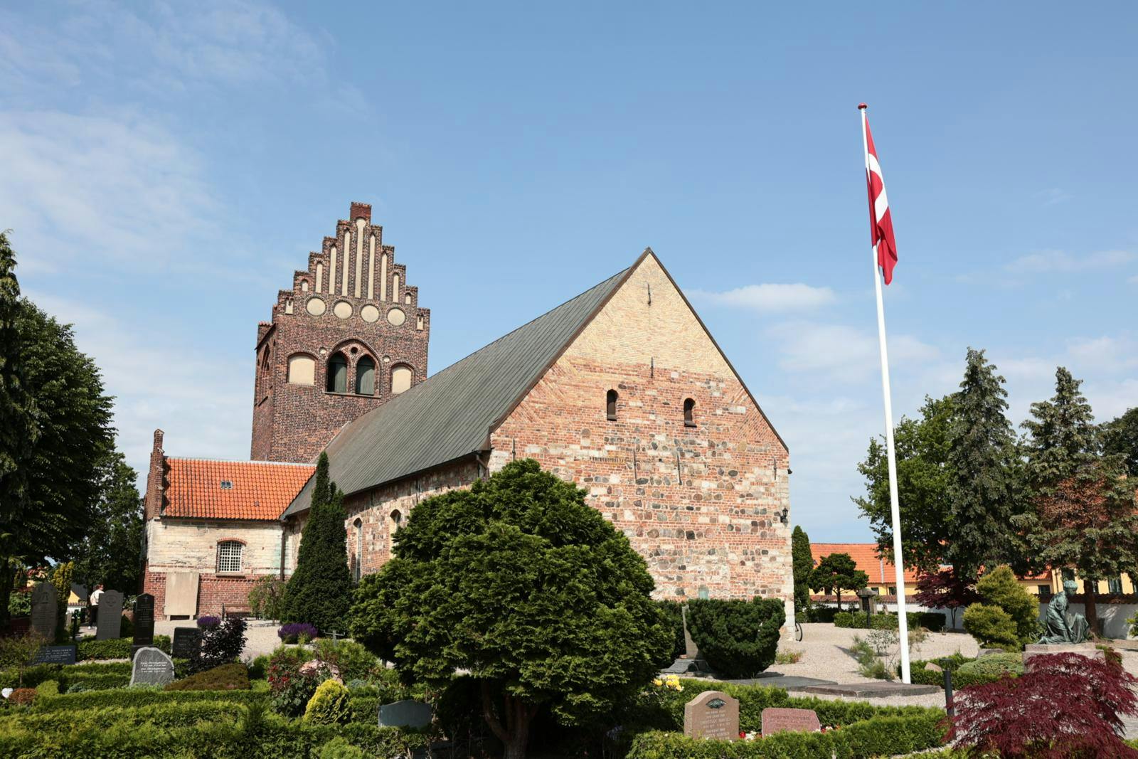 Parret giver hinanden det store ja i Tårnby Kirke.