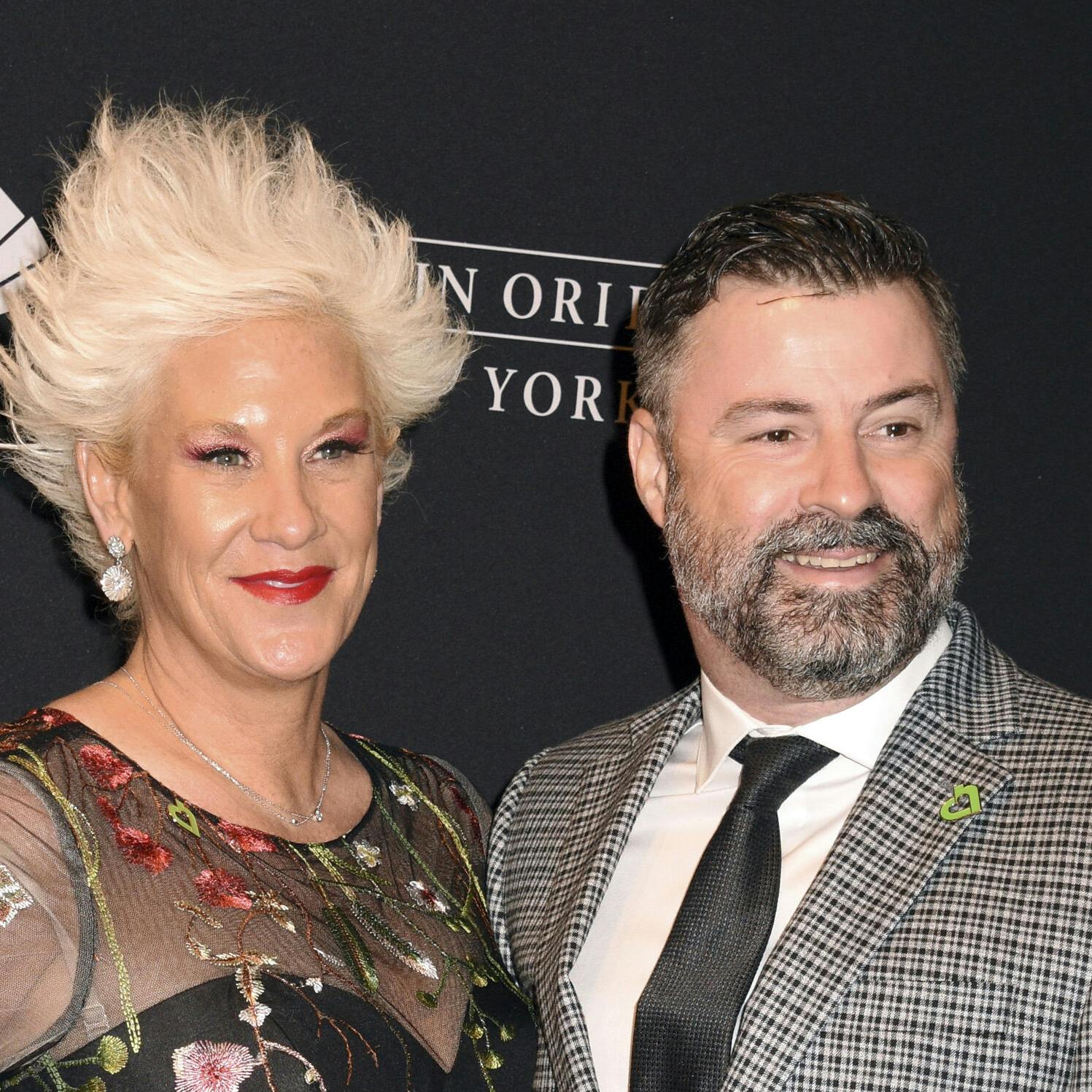 Anne Burrells død efterforskes nu som en mulig overdosis. Her ses hun sammen med manden Stuart Claxton, som også var ham, der fandt hende livløs.