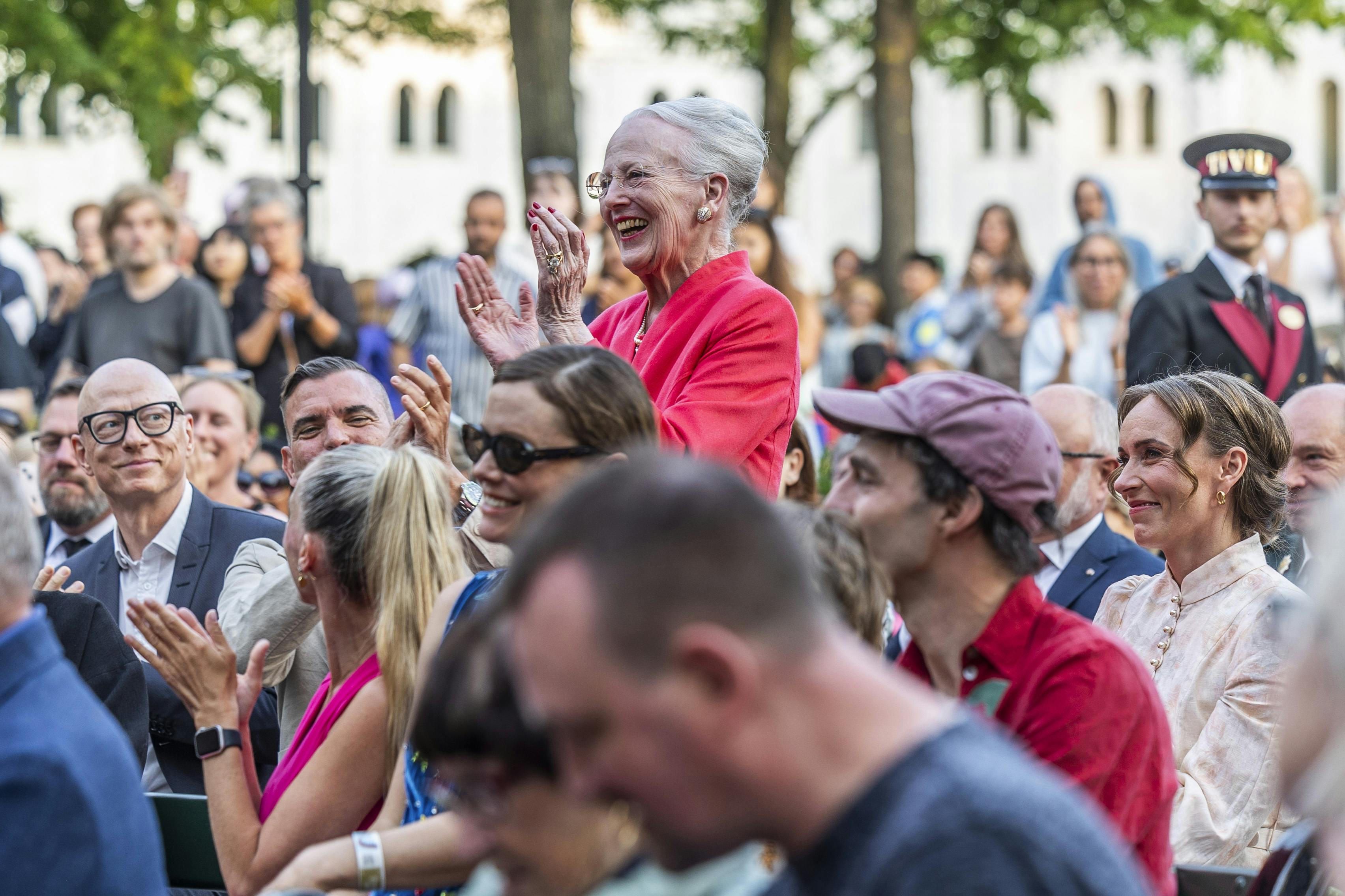 Dronning Margrethe var i Tivoli for at se balletforestillingerne "Klods-Hans" og "Askepot", som hun har kreeret kostumer og scenografi til.
