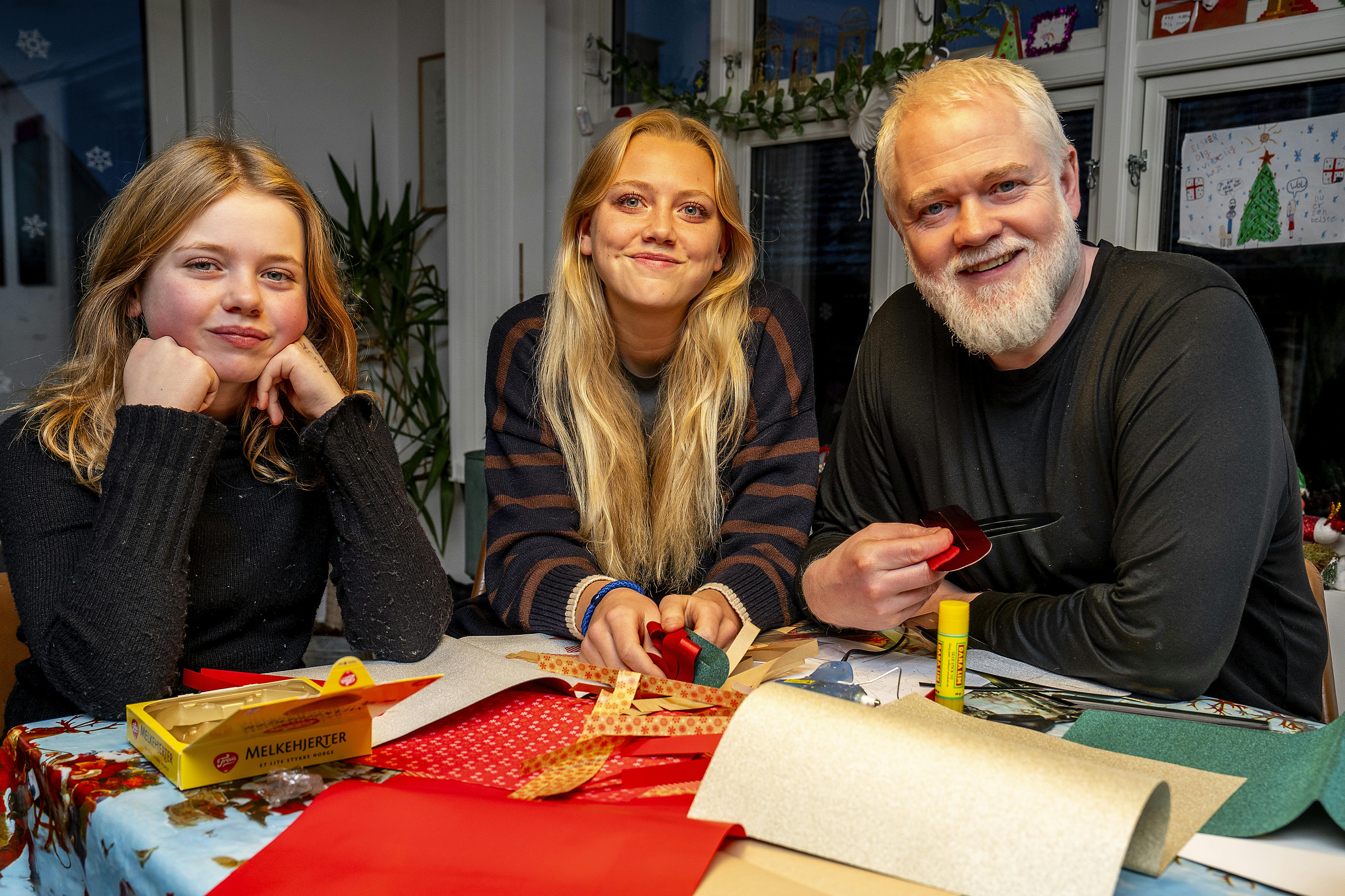 Esben Dalgaard og hans to døtre, Alberte. Olivia. I dag er Olivia blevet student.