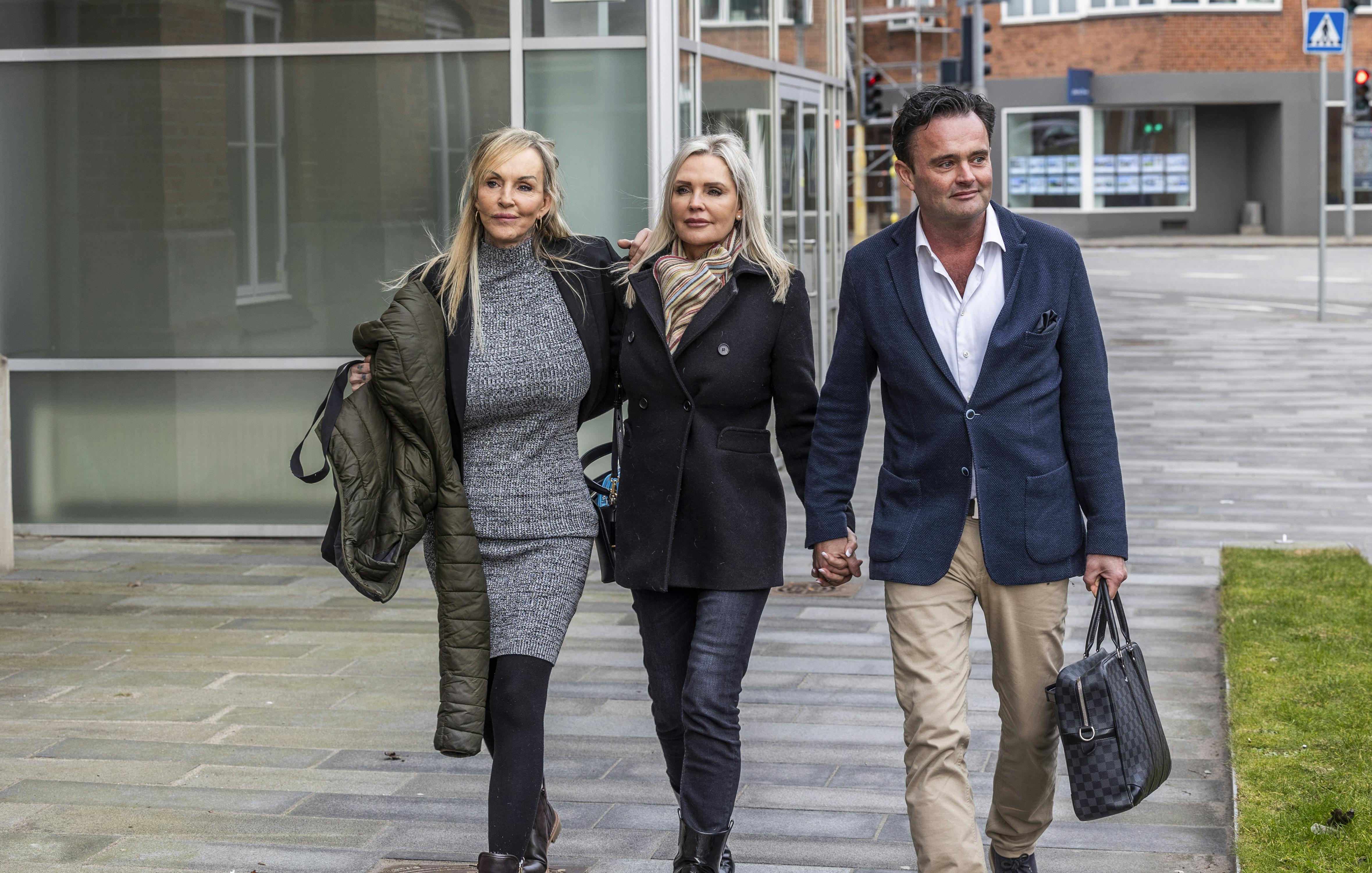 Janni Ree havde veninden Linse Kessler og Jeppe Stokholm med til første retssag.