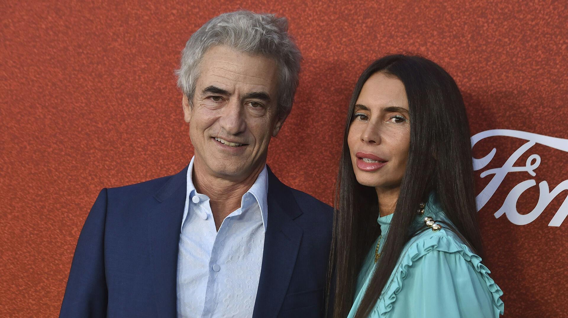 Dermot Mulroney og Prima Apollinaare skal skilles efter 17 år som mand og kone.