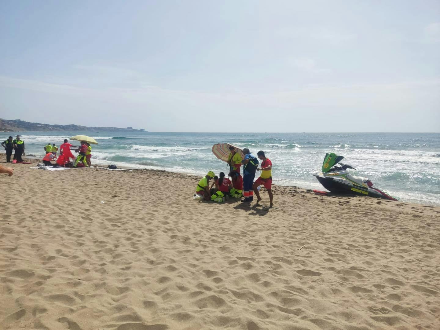 En voksen og et barn modtog førstehjælp på stedet af livredderne, efter deres båd var kæntret i havet ud for den spanske solkyst.