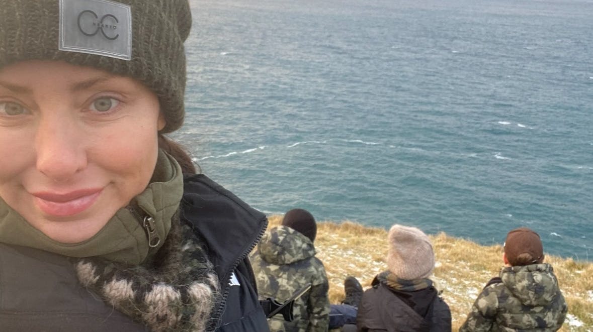 En diamantring til 110.000 kroner dukkede op på Sarah Louise Christiansens Instagram - og nu er den en del af hendes konkursbo. Kurator mener, hun undlod at oplyse om flere dyre ejendele, hvilket forsidefruen i dag afviser.