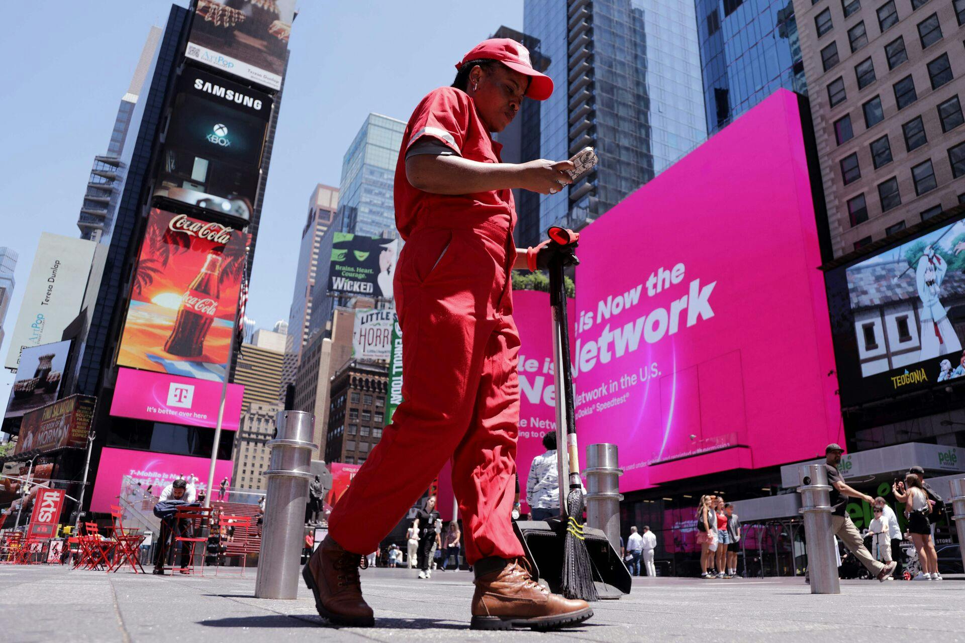 Normalt travle Times Square har tirsdag været mere mennesketom, end den plejer.