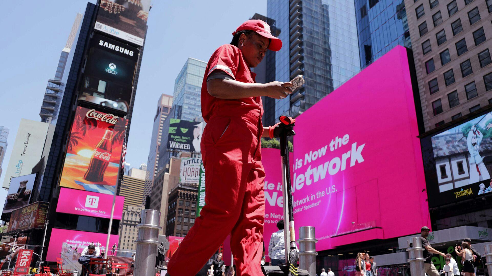 Normalt travle Times Square har tirsdag været mere mennesketom, end den plejer.