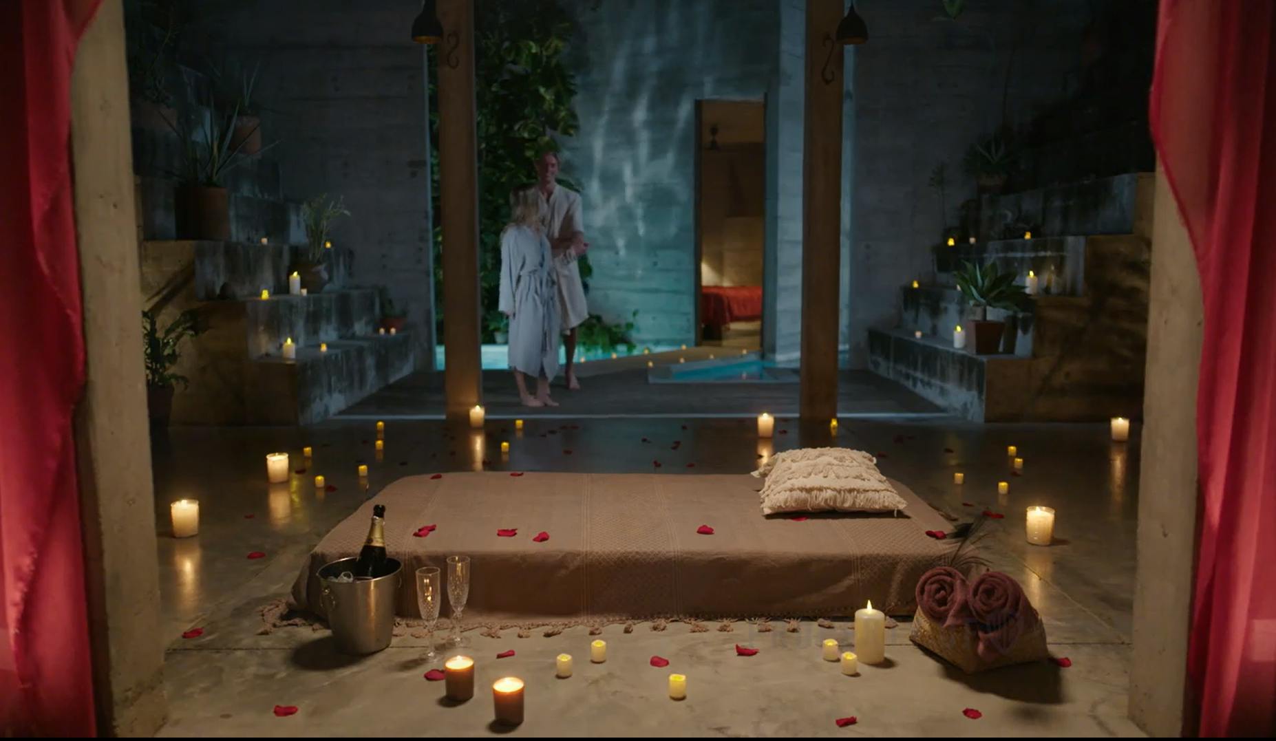 Rammerne kunne ikke være mere ideelle for en intim massage. Det skulle da lige være at fjerne kameraerne og produktionsholdet.