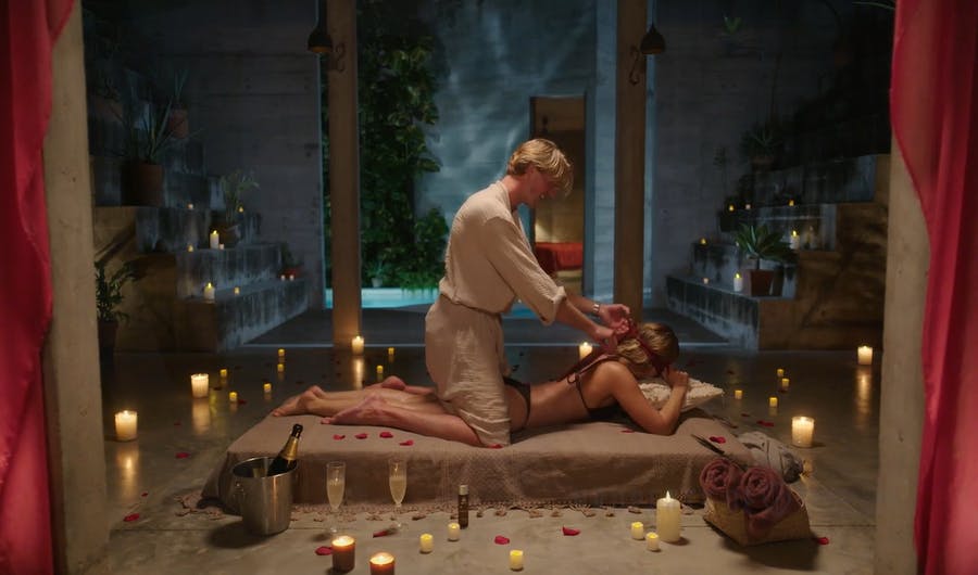 Det kunne ligne en scene fra "Fifty shades of grey", men det er kun, fordi du kigger på et still-billede.