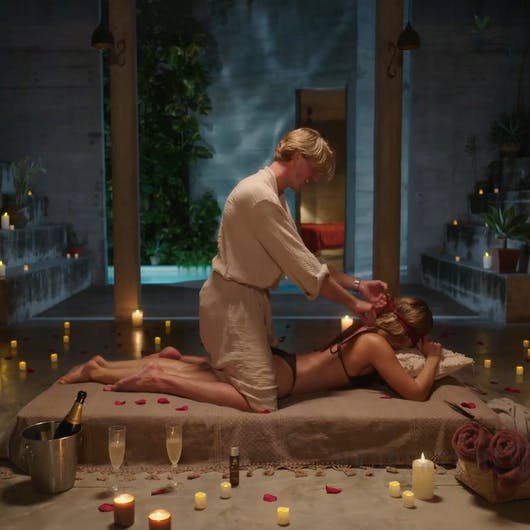 Det kunne ligne en scene fra "Fifty shades of grey", men det er kun, fordi du kigger på et still-billede.