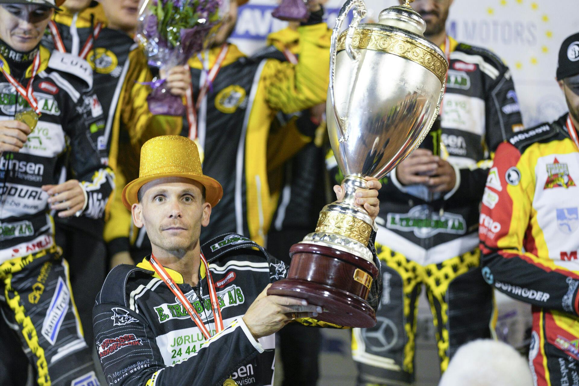 Michael Jepsen Jensen med den store pokal efter sejren i SuperFinalen, det danske speedway-DM for hold køres i Holsted, onsdag den 18. september 2024.