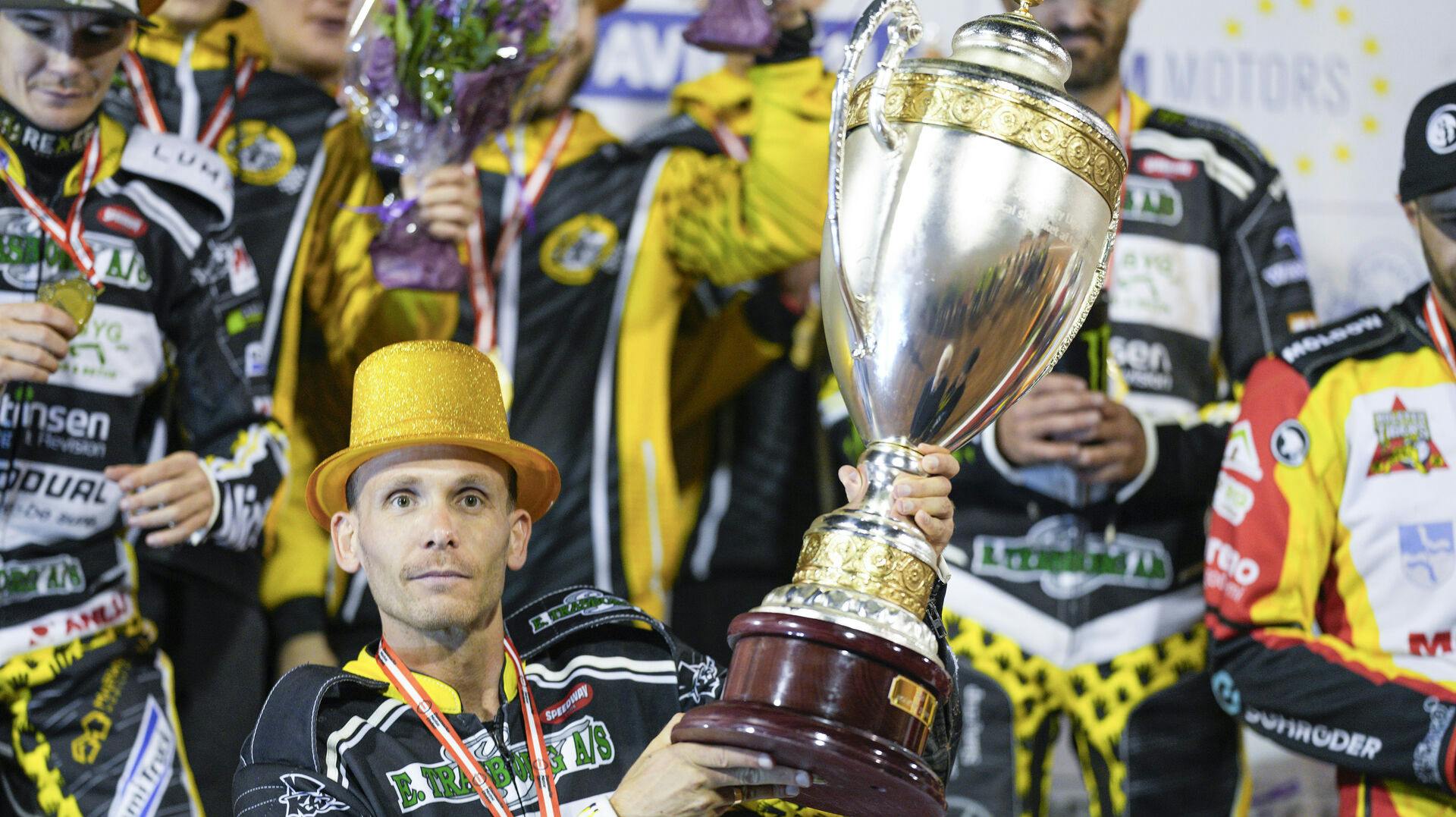 Michael Jepsen Jensen med den store pokal efter sejren i SuperFinalen, det danske speedway-DM for hold køres i Holsted, onsdag den 18. september 2024.