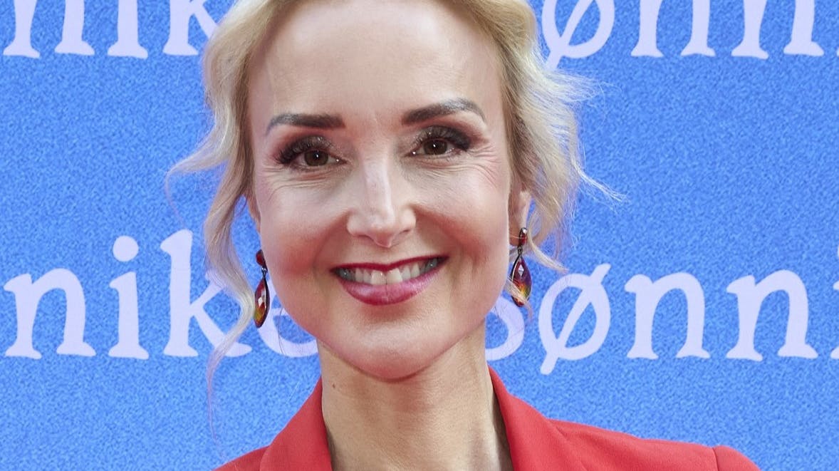 Farven på Mais blazer matcher hendes regnskabs tal. Helt rød.