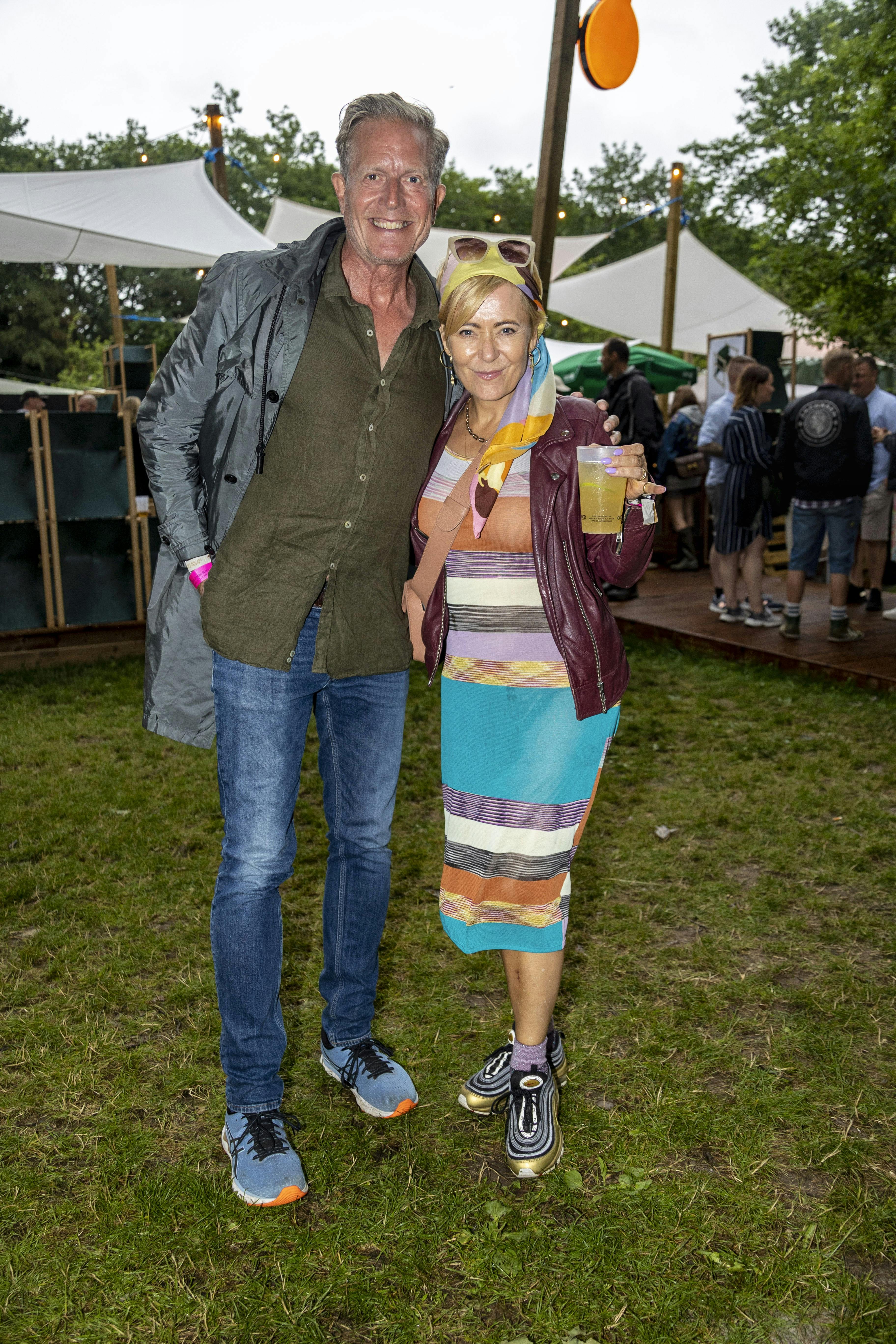 Peter Mygind har været gift siden 1996. Her er han med sin viv på Roskilde Festival i 2022.