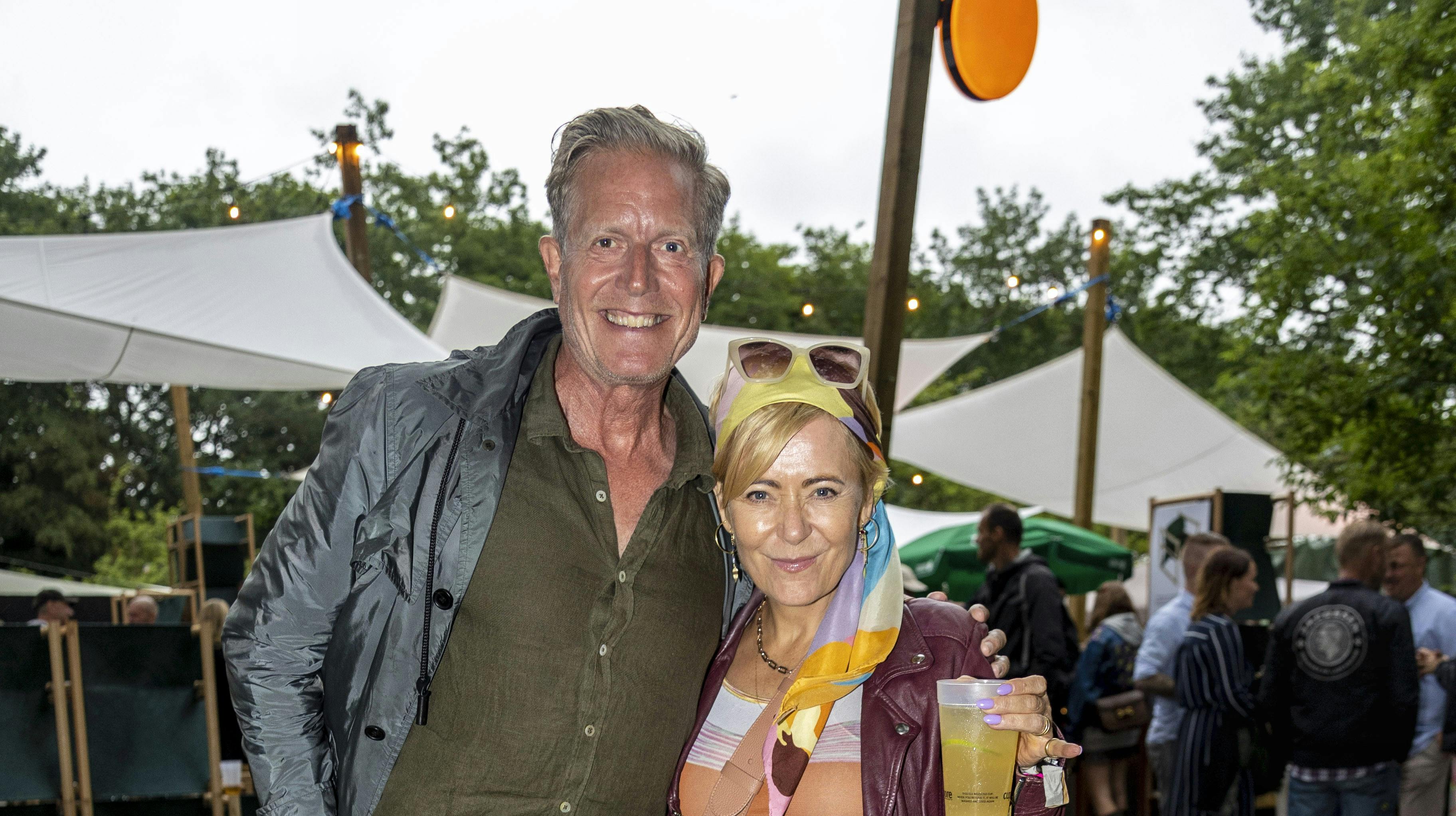 Peter Mygind har været gift siden 1996. Her er han med sin viv på Roskilde Festival i 2022.