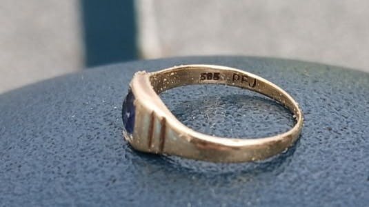 Kan du genkende denne ring? Så hører politiet meget gerne fra dig - den druknede kvinde var iført ringen onsdag morgen.