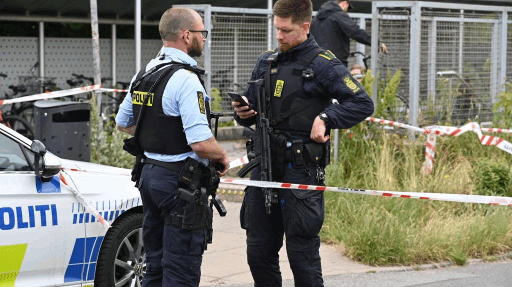 Politiet var til stede med tungtbevæbnede betjente, da de ransagede den 34-åriges bopæl i Silkeborg.