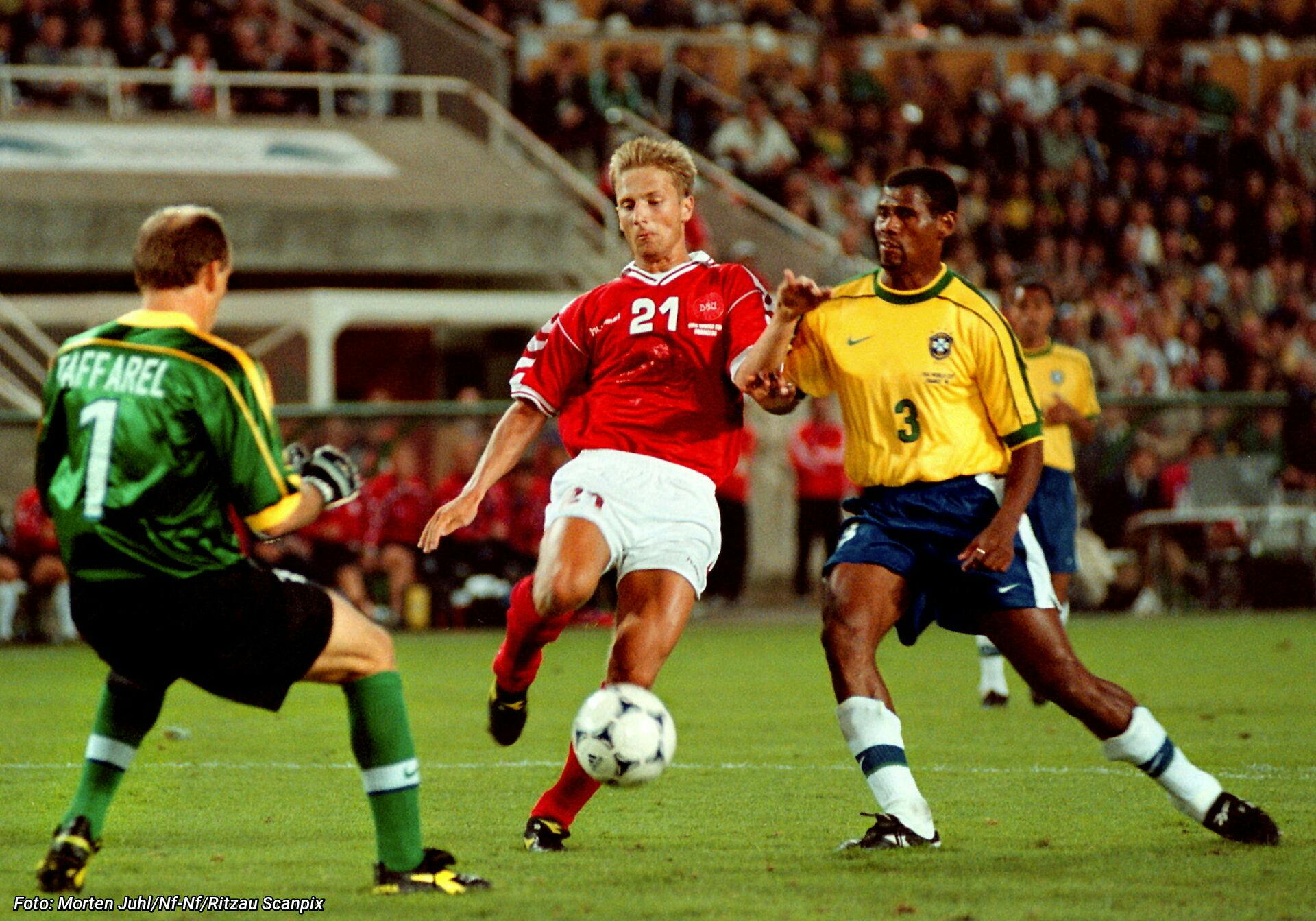 Martin Jørgensen i aktion mod Brasilien ved VM i 1998.