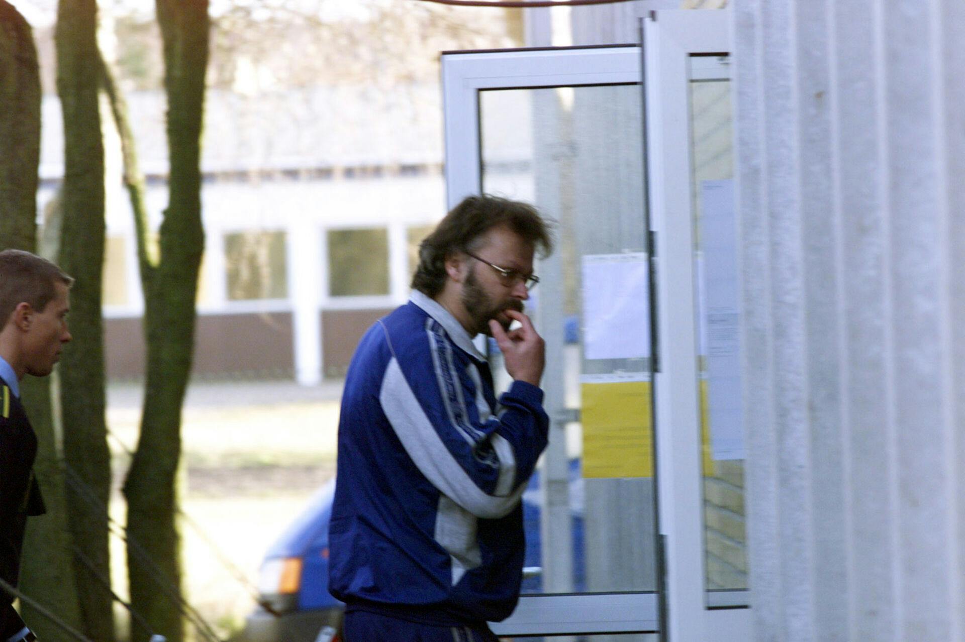 Den svenske "gangsterkonge" Clark Olofsson ankommer til retten i Frederikssund mandag 1. marts 1999.